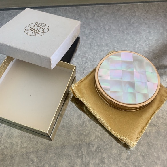 Vintage Crème Puff Powder Compact - Picture 3 of 5